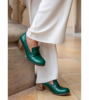 Зелени дамски кожени обувки на ток Sandrа снимка