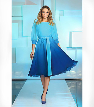 Ефектна рокля в сини нюанси с омбре ефект Verity снимка
