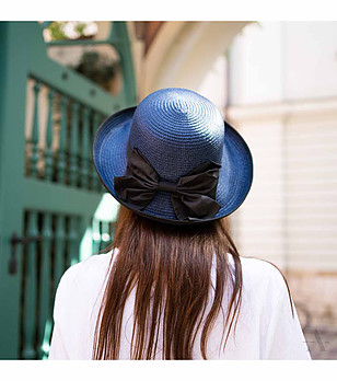 Дамска шапка в тъмносиньо с черна лента Patrycia снимка