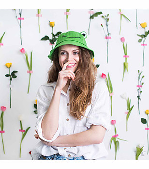Зелена памучна шапка с дизайн Жабка снимка