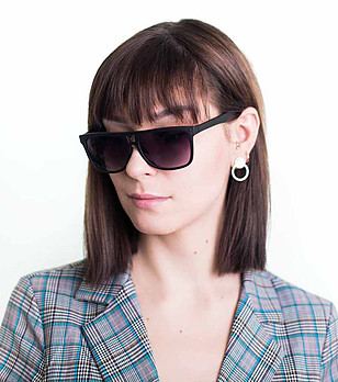 Дамски слънчеви очила с черна рамка снимка