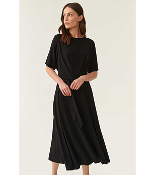 Черна рокля с текстилен колан Ewela снимка