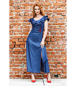 Елегантна рокля в цвят син деним с бродерии снимка