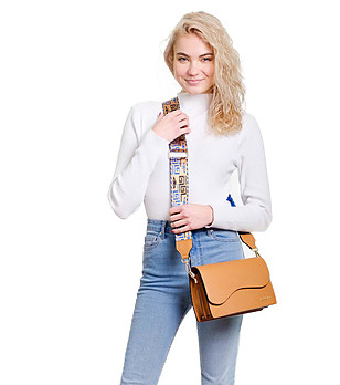 Дамска чанта в цвят камел с ефектна презрамка Karra снимка