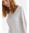 Бял дамски пуловер с ефектни плетеници Aeroma-2 снимка