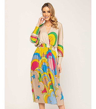 Бежова рокля с контрастен цветен принт снимка