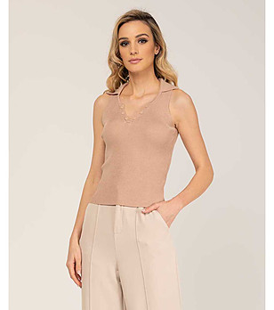 Рипсен топ в бежов цвят снимка