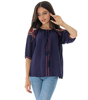 Ефектна дамска памучна блуза с къси ръкави и традиционни мотиви в тъмносин цвят снимка