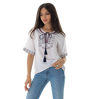 Ефектна блуза с къс ръкав с традиционни мотиви в бяло Lenia снимка