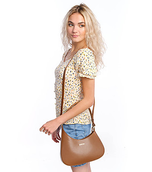 Дамска кожена чанта в цвят камел с асиметричен дизайн Vaia снимка