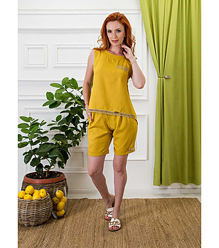 Ленен комплект от топ и панталонки в цвят горчица снимка