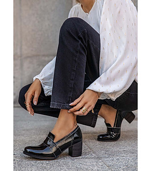 Дамски кожени обувки в черно на ток Alvara снимка