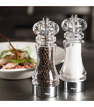 Прозрачни солница и пиперница снимка