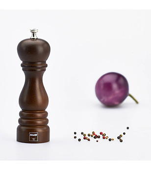 Дървена мелничка за пипер снимка