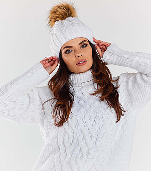 Бяла дамска шапка с кафяв помпон Irra снимка