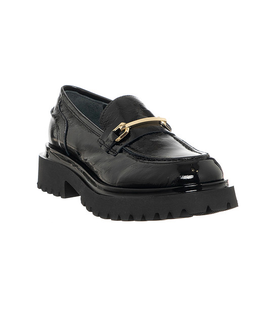Черни лачени дамски обувки от естествена кожа снимка