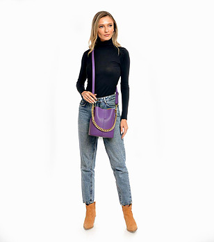 Дамска кожена чанта със златиста верижка Andrina в нюанс на цвят виолет снимка