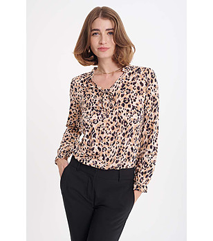 Бежова дамска блуза с леопардов принт снимка