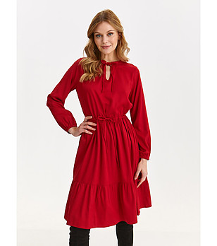 Червена клоширана рокля  снимка