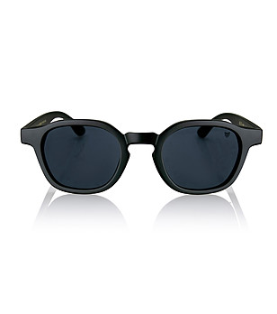 Слънчеви очила в черно с поляризация снимка
