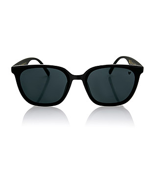 Слънчеви очила в черно снимка