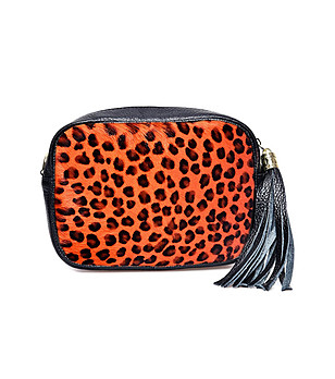 Черна дамска чанта в оранжев панел с леопардов принт Trina снимка