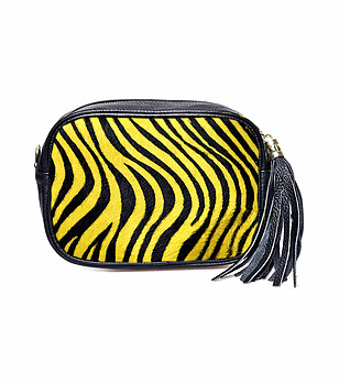 Черна дамска чанта в жълт панел с принт зебра Trina снимка