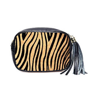 Черна дамска чанта в бежов панел с принт зебра Trina снимка