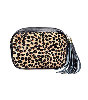 Черна дамска чанта в панел с леопардов принт Trina снимка
