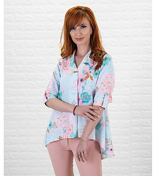 Дамска блуза в светлосиньо и розово с нежен пролетен принт снимка