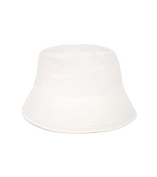 Памучна шапка в бяло Juicy  снимка