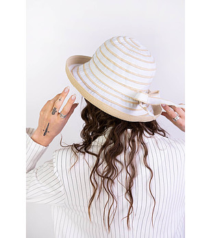 Дамска шапка в бяло и бежово Vigo снимка