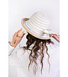 Дамска шапка в бяло и бежово Vigo-0 снимка