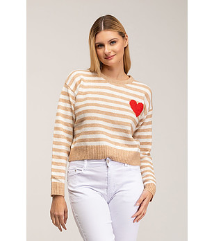 Дамски пуловер в бежово и екрю със сърце снимка