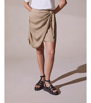 Къса асиметрична бежова пола с лен снимка