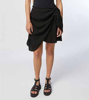 Къса асиметрична черна пола с лен снимка
