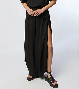 Ефектен дамски панталон в черно с лен снимка