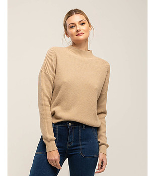 Дамски пуловер в цвят камел снимка