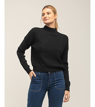 Дамски черен пуловер снимка