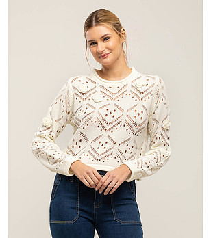 Бял ажурен дамски пуловер снимка