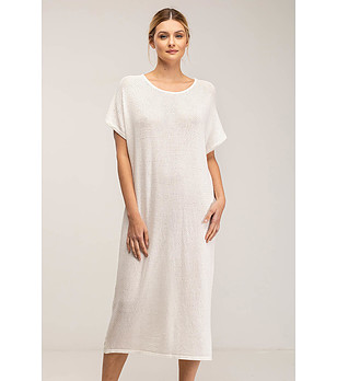 Бяла оversize рокля от фино плетиво снимка