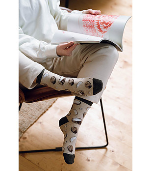 Unisex тематични чорапи в бежово и черно снимка