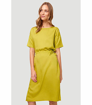 Елегантна рокля в нюанс на цвят олива снимка