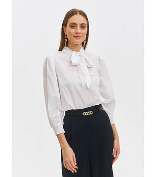 Памучна дамска блуза в бял цвят с ефектна яка  снимка