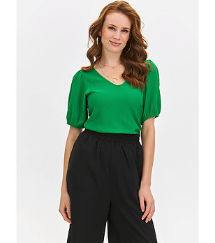 Зелена дамска блуза от релефна материя снимка