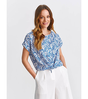 Ефектна дамска блуза в бяло и синьо с ефектен принт снимка