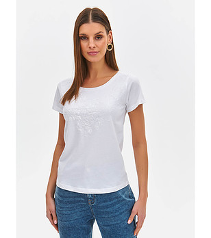 Бяла памучна дамска тениска с релефна декорация снимка