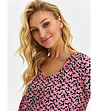 Дамска блуза с ефектен принт в розово и черно-2 снимка