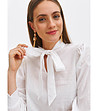 Памучна дамска блуза в бял цвят с ефектна яка -2 снимка