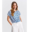 Ефектна дамска блуза в бяло и синьо с ефектен принт-0 снимка